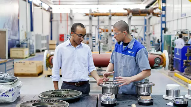 Engineering trainees in a workshop at Voith in São Paulo