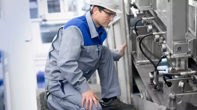 Voith expert performing a maintenance service